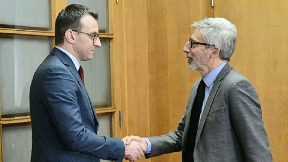 O dinaru sa diplomatama 
